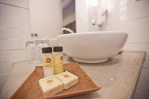 库斯科提阿瓦非凡库斯科中心酒店的配有2瓶肥皂和水槽的柜台