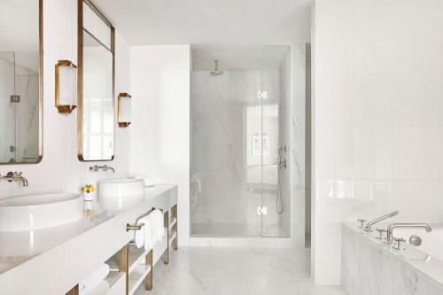 劳德代尔堡Four Seasons Hotel and Residences Fort Lauderdale的白色的浴室设有2个盥洗盆和淋浴。