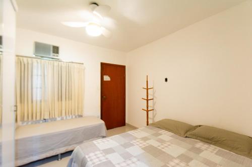 库亚巴HOSTEL DIKASA的一间卧室设有床、窗户和沙发