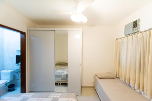 库亚巴HOSTEL DIKASA的一间卧室设有一张床和一个滑动玻璃门