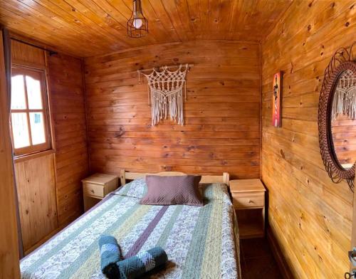 伊瓜苏港Cabaña Joshua的小木屋内一间卧室,配有一张床
