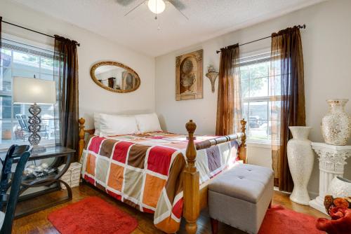 马里恩Cozy Indiana Home with Deck, Charcoal Grill and Yard!的一间卧室配有一张床、一把椅子和镜子