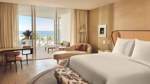 劳德代尔堡Four Seasons Hotel and Residences Fort Lauderdale的酒店客房设有一张床,享有海景。