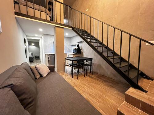 瓦伦西亚VLC Apart的带沙发和楼梯的客厅