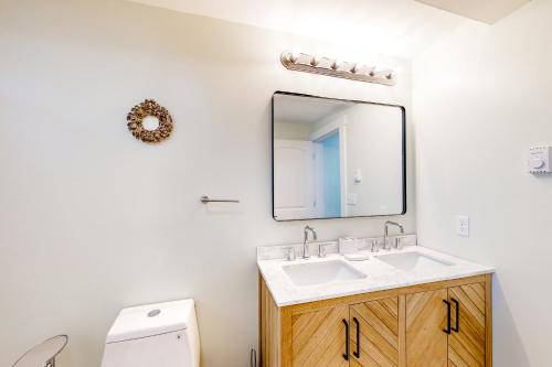 肯纳邦克Shorelands 44-2的一间带水槽和镜子的浴室