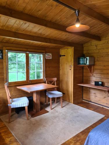 WallenbornTrekkershut的小屋内的房间,配有桌子和两把椅子