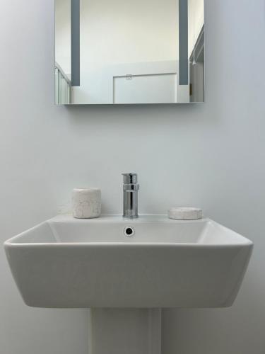 穆林加尔A Village Gem的浴室设有白色水槽和镜子