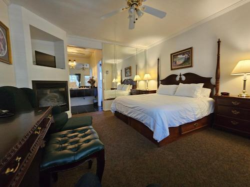 爱德怀Alhatti Christian Resort的一间卧室设有一张大床和一个壁炉