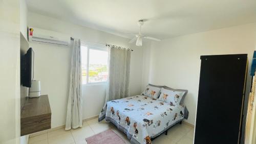 纳韦甘蒂斯Apartamento praia Gravatá - Beto Carrero的一间卧室设有一张床和一个窗口