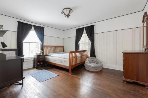 ThomastonEntertainer's Luxury Retreat的卧室配有一张床、一张书桌和窗户。
