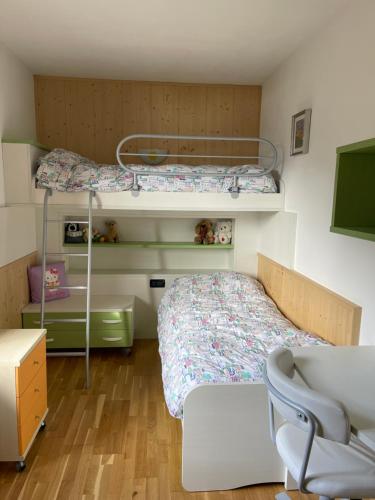 莫尔韦诺Appartamento la Regina del Lago的一间小卧室,配有双层床和书桌