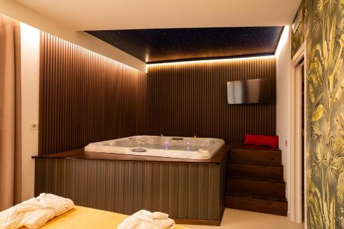 GonnosfanàdigaL'OLEANDRO Room's - Suite & Spa da Giuseppe的客房内的带按摩浴缸的浴室