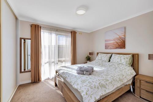 沃纳姆堡高地景家庭小屋的一间卧室设有一张床和一个大窗户