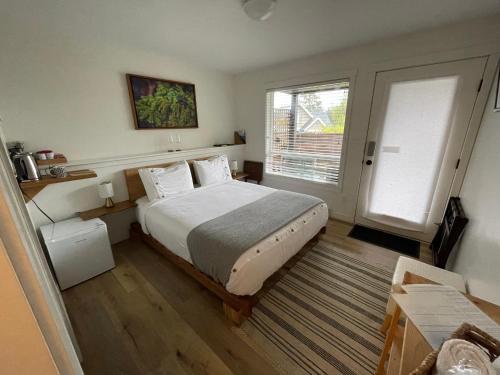 尤克卢利特Sounds of the Sea的一间卧室设有一张大床和一个窗户。