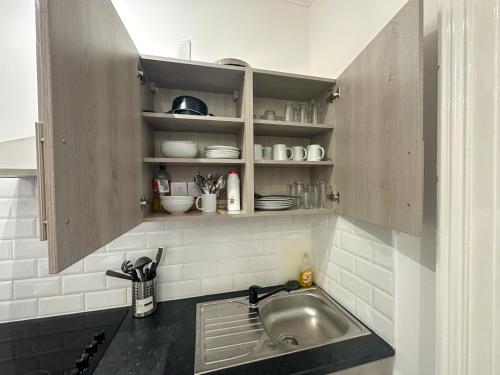 克罗伊登Flat 6的厨房配有水槽和台面