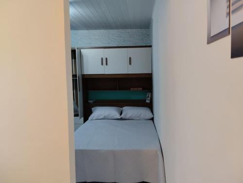 莫日-达斯克鲁济斯Simples e Aconchegante的卧室中间设有一张床