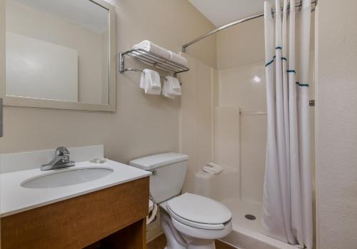 奥兰多HomeTowne Studios by Red Roof Orlando - UCF Area的浴室配有卫生间、盥洗盆和淋浴。