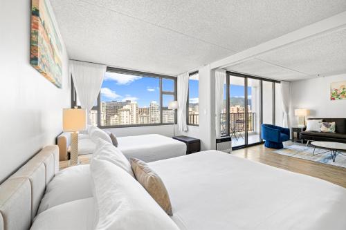檀香山Ocean View Suite, Near Beach & Free Parking!的酒店客房设有两张床和大窗户。
