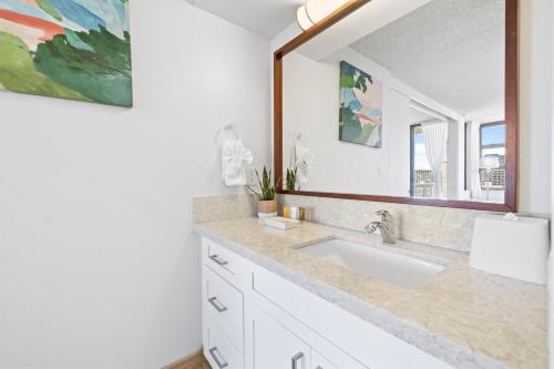 檀香山Ocean View Suite, Near Beach & Free Parking!的一间带水槽和大镜子的浴室