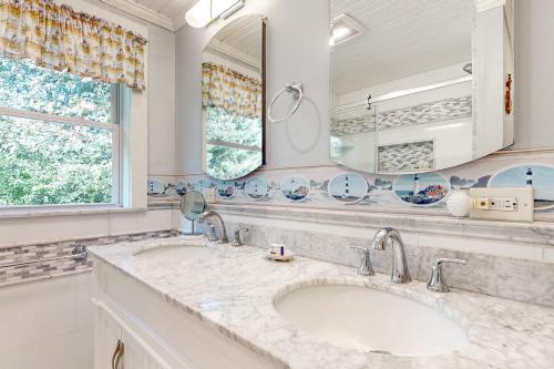 奥克布拉夫斯Island Breeze的浴室设有2个水槽和镜子