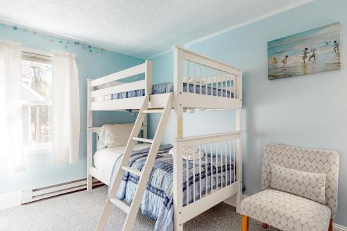奥克布拉夫斯Island Breeze的一间卧室配有两张双层床和椅子
