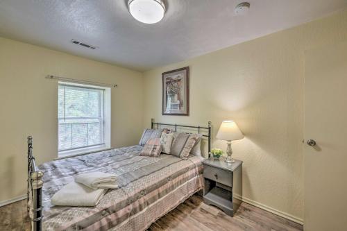 杰克逊The Bird's Nest的一间卧室设有一张床和一个窗口