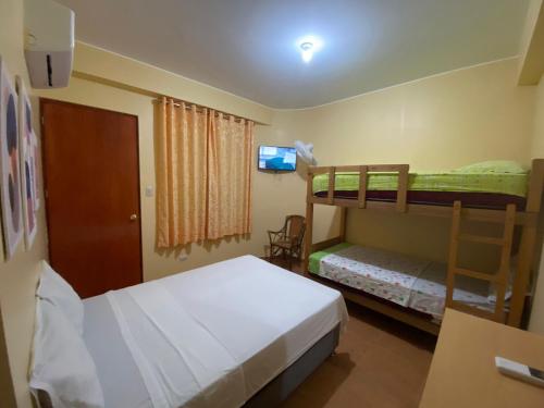 曼克拉Hospedaje Ola Marina的一间卧室配有两张双层床和电视