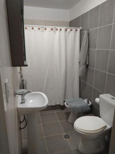 瓜伊马延Departamento Urquiza Los 5的浴室配有白色卫生间和盥洗盆。