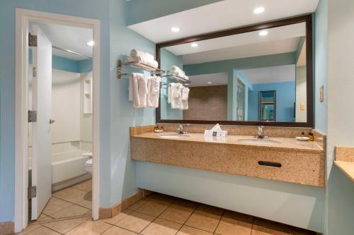 默特尔比奇默特尔比奇贝斯特韦斯特优质酒店@内陆的一间带两个盥洗盆和大镜子的浴室