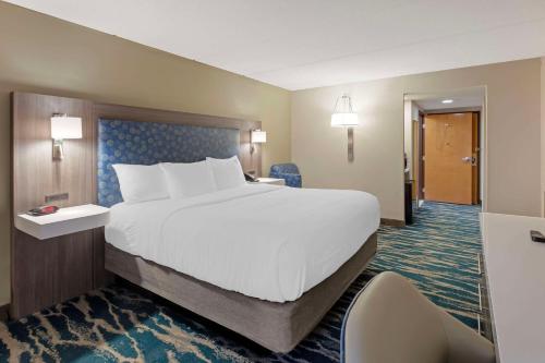 格林维尔Comfort Inn & Suites Greenville Near Convention Center的一张大白色的床,位于酒店客房内