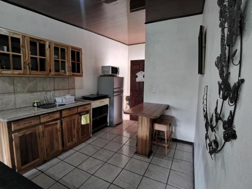 迦太基Cabaña Vista Verde的厨房配有木制橱柜和桌子。