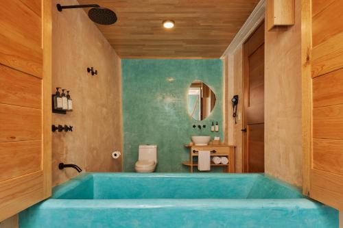 瓦哈卡市Hotel Materia的一间客房内的蓝色浴缸浴室