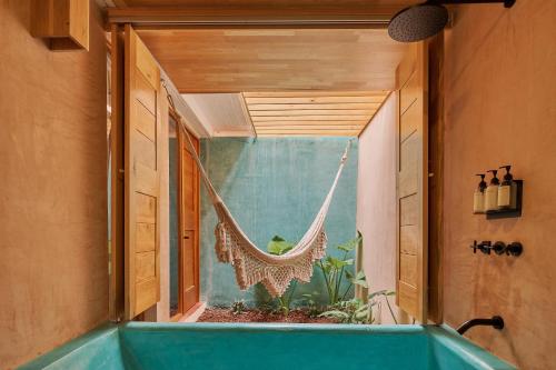 瓦哈卡市Hotel Materia的客房内的浴缸及吊床