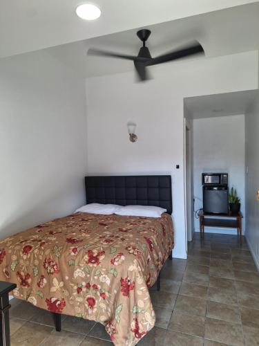 红木城Garden motel的一间卧室配有一张床和吊扇
