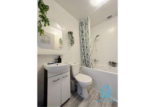 格丁尼亚Fox Room的白色的浴室设有卫生间和水槽。