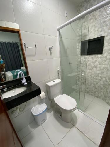 加利纽斯Dunas Flat的浴室配有卫生间、淋浴和盥洗盆。