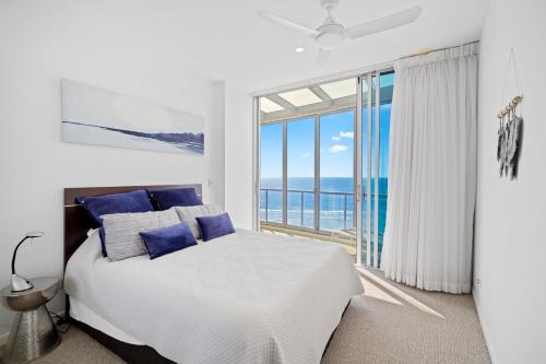 黄金海岸Reflections Tower Two的白色的卧室设有床和大窗户