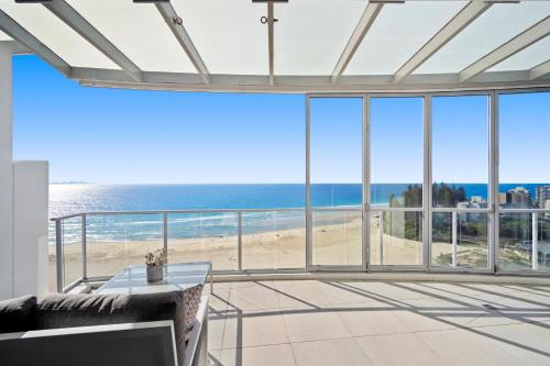 黄金海岸Reflections Tower Two的大型客厅享有海滩美景