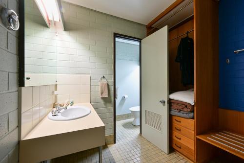 Leigh CreekLeigh Creek Outback Resort的一间带水槽和卫生间的浴室