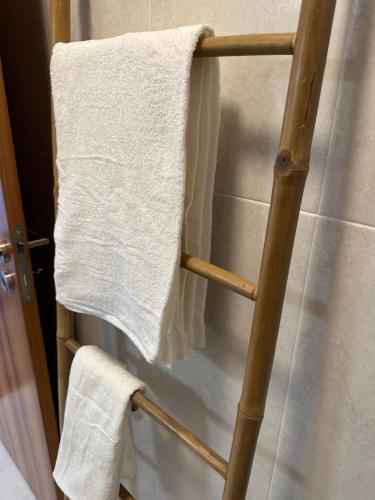 EstrelaEstrela Villas的毛巾架,浴室内备有白色毛巾