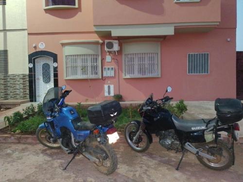 海尼夫拉Maison d'hôte Najah的停放在房子前面的两辆摩托车