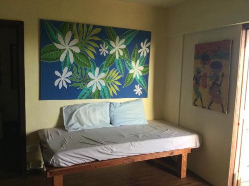 格罗斯岛NEW- Rodney Bay two bedrooms BEST VIEW 6的墙上画的一张床上