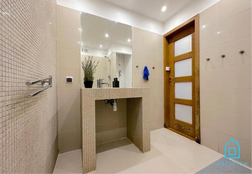 索波特Deer Room的带淋浴、水槽和镜子的浴室