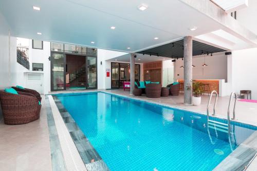 岘港Luxury Beach Villa Da Nang的大楼内一个蓝色的大型游泳池