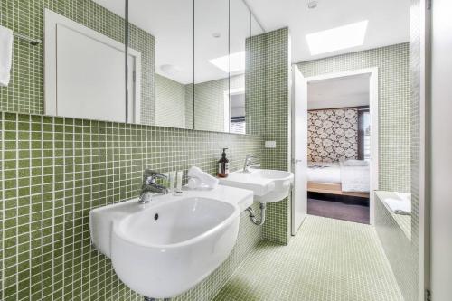 墨尔本'The Ebony' Explore Hip City-living in a Luxe Oasis的浴室设有2个水槽和镜子