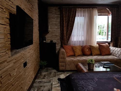 安卡拉Elegant House Otel的带沙发和窗户的客厅