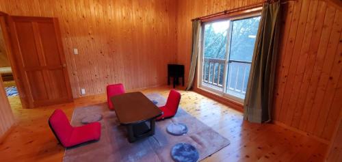 佐贺市Rental Cottage Forest Breathing - Vacation STAY 13733的享有空中景致,设有带桌椅的客厅