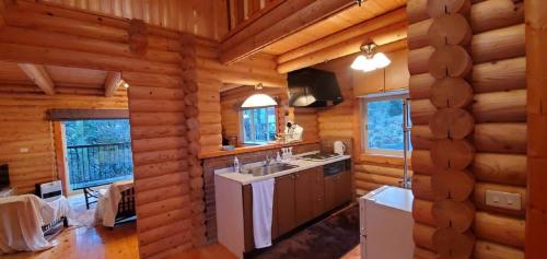 佐贺市Rental Cottage Forest Breathing - Vacation STAY 13733的小木屋内的厨房,配有水槽
