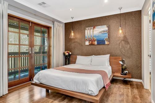 麦克拉伦谷Stump Hill Estate - A Unique Stay with Mini Golf的一间卧室设有一张大床和一个窗户。
