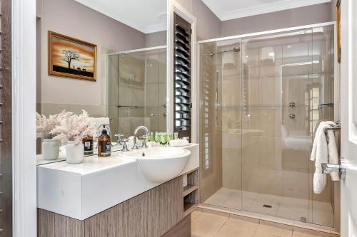 麦克拉伦谷Stump Hill Estate - A Unique Stay with Mini Golf的一间带水槽和淋浴的浴室